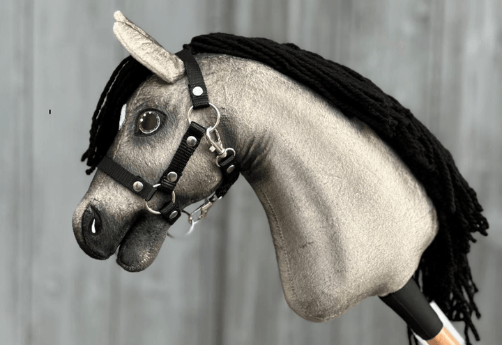 LarDen Hobby Horse ló XS méretben, szürke plüssszőrrel, fekete fonalsörénnyel és fekete kötőfékkel