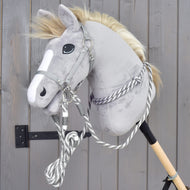 Fehér hókás szürke Hobby Horse ló a teljes Start Silver szettben: szürke kötőfék, nyakgyűrű a nyakon, kantárszár és vezetőszár
