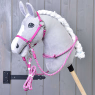 Szürke plüss Hobby Horse ló fehér hókával és fonott sörénnyel, rajta a Start Pink szett rózsaszín kötőféke és kötél kantárszára
