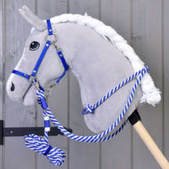 Szürke plüss Hobby Horse ló a kék, hevederből készült kötőfékben, kék-fehér kötél nyakgyűrűvel (cordeo) és feltekert vezetőszárral