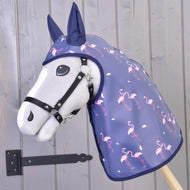 Fekete kötőfékes szürke Hobby Horse ló a kékeslila, rózsaszín flamingómintás esőtakaróban, sötétkék fülrészekkel
