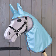 Szürke Hobby Horse ló fekete kötőfékkel, rajta a fényes Light Blue esőtakaró fülekkel és szivárványos csillogó szegéllyel