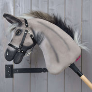 Hobby Horse szamár Olin bal profilból, a szürke nyakon sötét árnyalással, fekete orral és bolyhos szürkésfekete sörénnyel