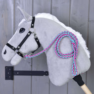 Fekete kötőfékes szürke Hobby Horse ló, a nyakára tekerve a rózsaszín-türkiz fonott vezetőszár
