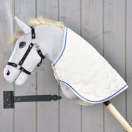 Szürke Hobby Horse ló fekete kötőfékben, a nyakán a Cream Pearl takaróval: krémszínű steppelés királykék paszpóllal