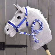 Szürke Hobby Horse ló az Essential Blue szett királykék, szőrmével bélelt kötőfékében, rácsatolt kék-fehér vezetőszárral