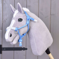 Fehér hókás világosszürke Hobby Horse ló az égszínkék csomózott kötőfékben, fehér orrszíjjal