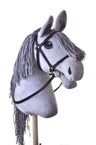Szürke plüss Hobby Horse ló hosszú szürke fonalsörénnyel, rajta a hevederből készült fekete kantár szárral, fehér háttér