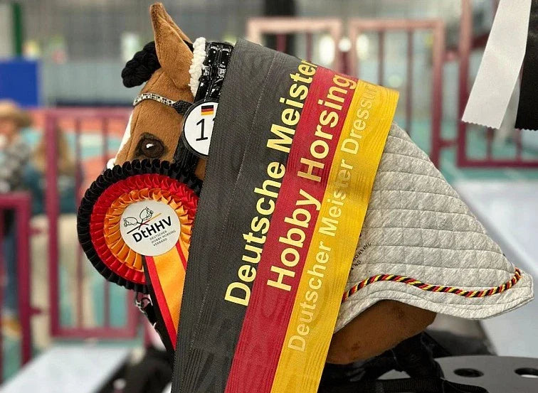 Díjnyertes Hobby Horse ló német Hobby Horsing bajnoki szalagokkal és rozettával
