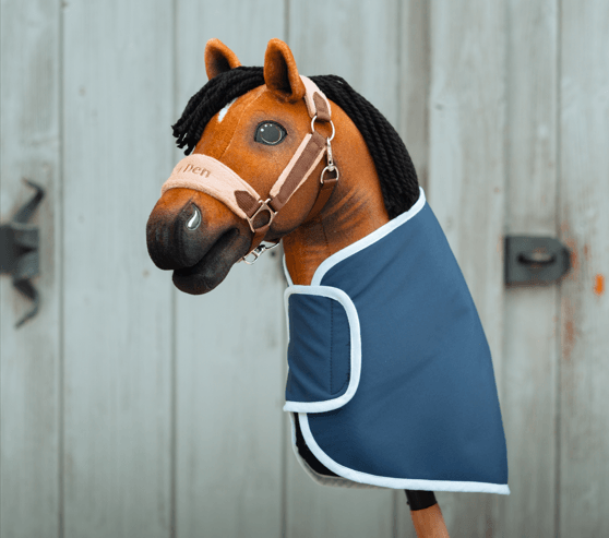 LarDen Hobby Horse ló kék, fehér szegélyű takaróban és kötőfékkel