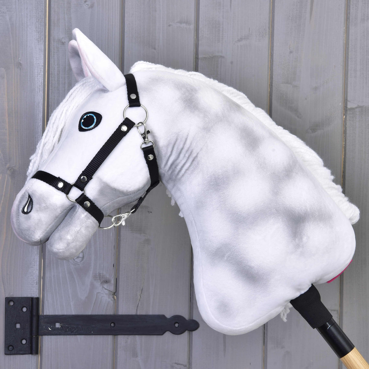 Hobby Horse Elektra fekete kötőfékkel oldalról, a fehér plüssnyakon finom szürke almázással