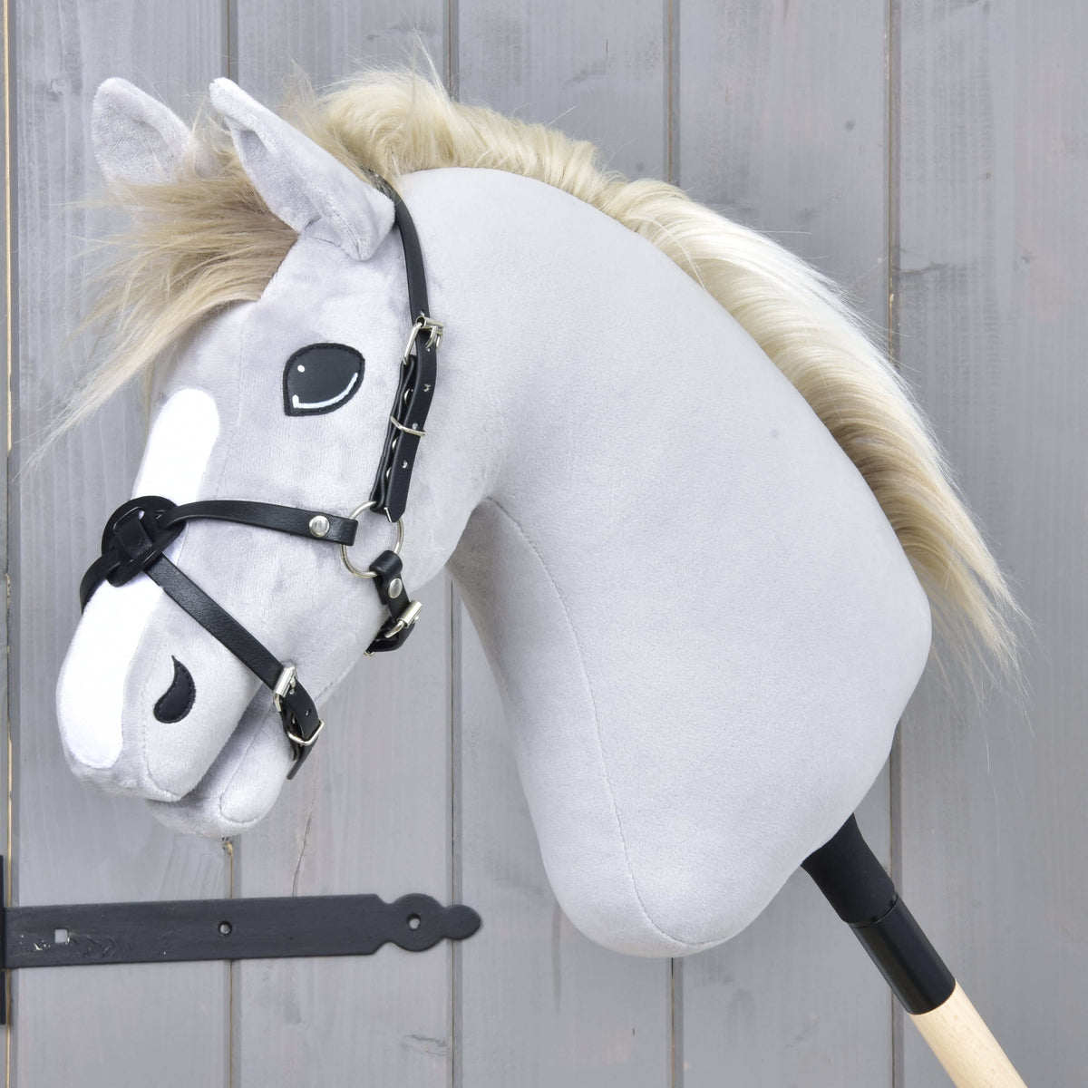LarDen Hobby Horse Mexico fekete orrszíj fekete műbőrből, egy szürke plüssfej orrán keresztezve