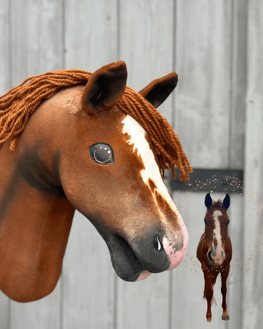 Gesztenyebarna Hobby Horse ló rézszínű fonalsörénnyel, fehér hókával és rózsaszín orral, mögötte egy kis kép az igazi lóról