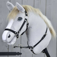 Világosszürke Hobby Horse ló fekete kötőfékben, a nyakán a fekete martingál, elöl két ezüstszínű karikával