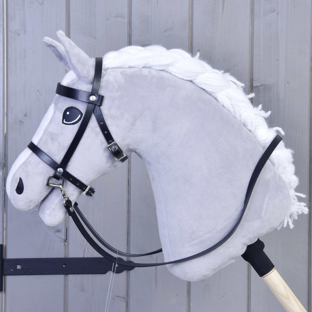 LarDen Hobby Horse komplett fekete műbőr kantár hosszú kantárszárral, fonott fehér sörényű szürke plüsslovon