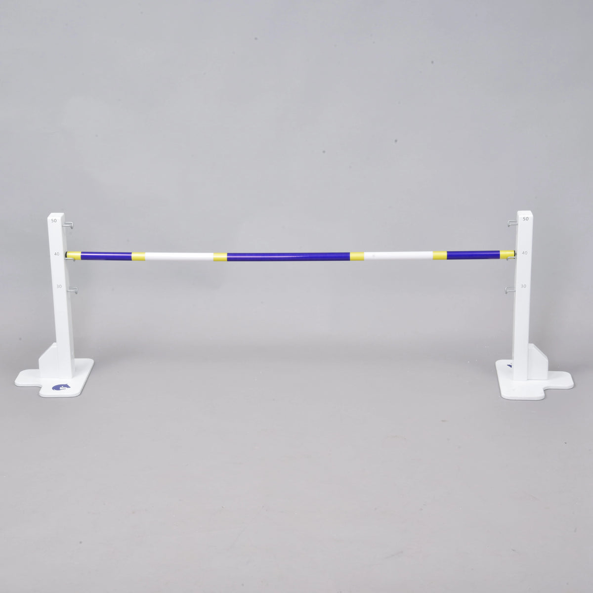 LarDen Hobby Horse akadály kék-fehér-sárga akadályrúddal két alacsony fehér oszlopon, 30 és 50 cm közötti magasságjelzésekkel