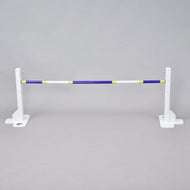 LarDen Hobby Horse akadály kék-fehér-sárga akadályrúddal két alacsony fehér oszlopon, 30 és 50 cm közötti magasságjelzésekkel