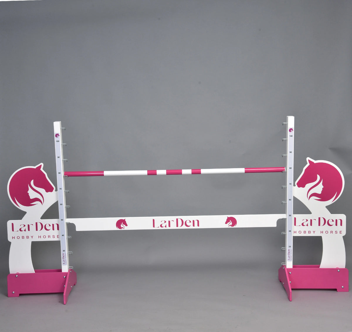 Hobby Horse LarDen akadály rózsaszín lófejes szárnyakkal, rózsaszín talpakkal, rózsaszín-fehér akadályrúddal és fehér betétlappal