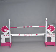 Hobby Horse LarDen akadály rózsaszín lófejes szárnyakkal, rózsaszín talpakkal, rózsaszín-fehér akadályrúddal és fehér betétlappal