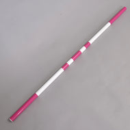 LarDen Hobby Horse akadályrúd rózsaszín, fényes rózsaszín végekkel és rózsaszín-fehér csíkokkal, átlósan fekve szürke alapon