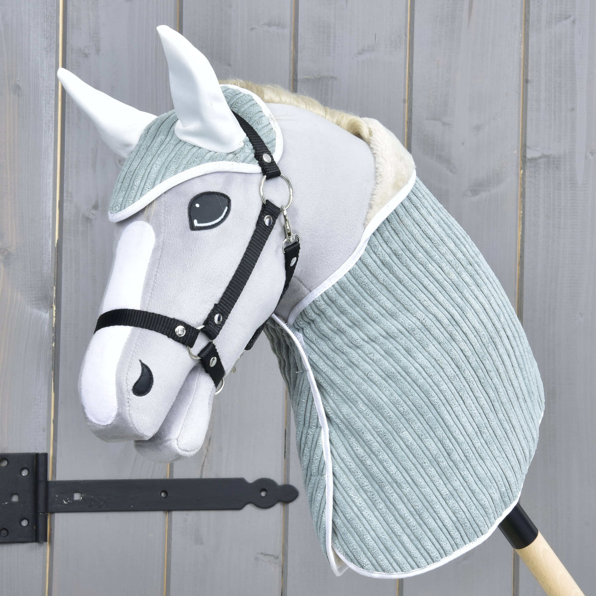Világosszürke Hobby Horse ló fekete kötőfékben, a Manchester Little Green szettben fehér szatén fülrészekkel és fehér szegéllyel