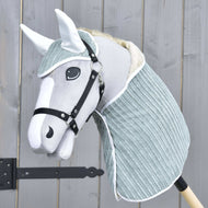 Világosszürke Hobby Horse ló fekete kötőfékben, a Manchester Little Green szettben fehér szatén fülrészekkel és fehér szegéllyel