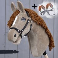 LarDen Hobby Horse Oliver, fekete kötőfékkel + szőrmés kötőfék INGYEN: világosbarna ló barna sörénnyel, valamint egy szürke szőrmés kötőfék