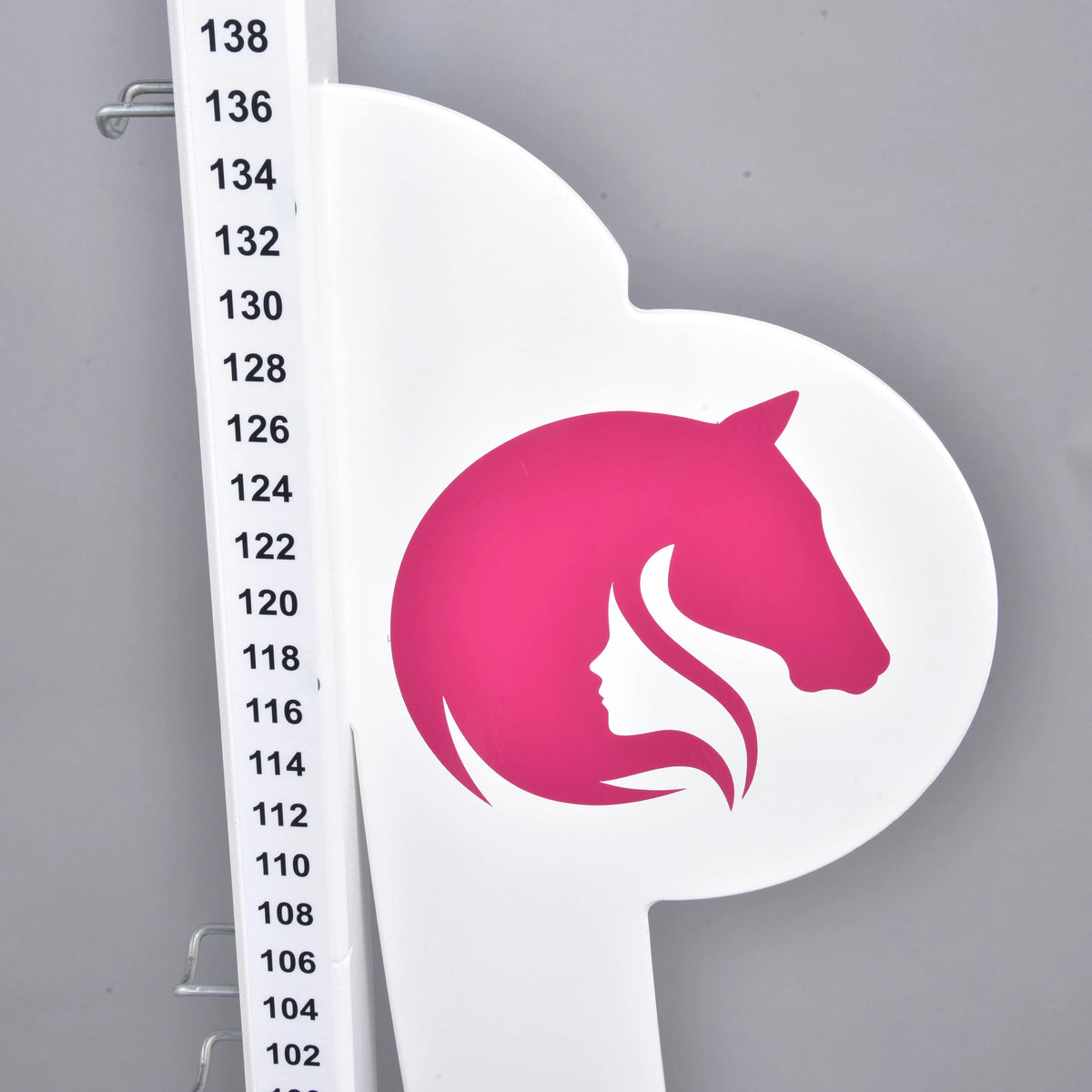 Close-up of a wing with the pink horse head and girl profile logo beside the scale from 102 to 138 cm