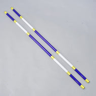 LarDen Hobby Horse akadályrúd kék-fehér, 2 db: két kék-fehér akadályrúd sárga sávokkal, egymás mellett fekve
