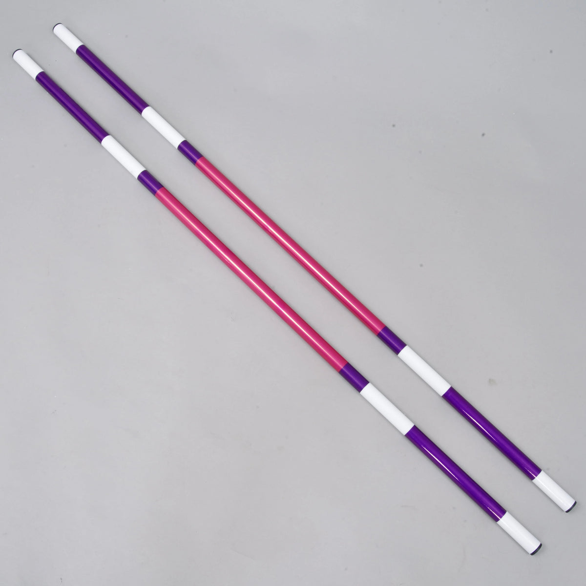 LarDen Hobby Horse akadályrúd rózsaszín-lila, 2 db: két lila-rózsaszín-fehér csíkos akadályrúd egymás mellett fekve