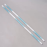 LarDen Hobby Horse akadályrúd türkiz-fehér, 2 db: két türkiz, halvány vízkék és fehér akadályrúd egymás mellett fekve