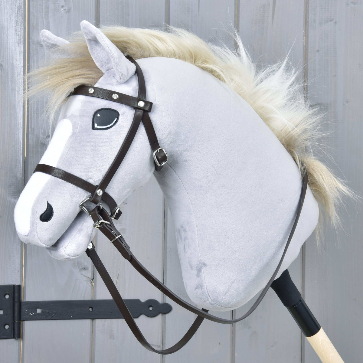 LarDen Hobby Horse komplett barna műbőr kantár gyémántokkal és kantárszárral, krémszínű sörényű szürke plüsslovon