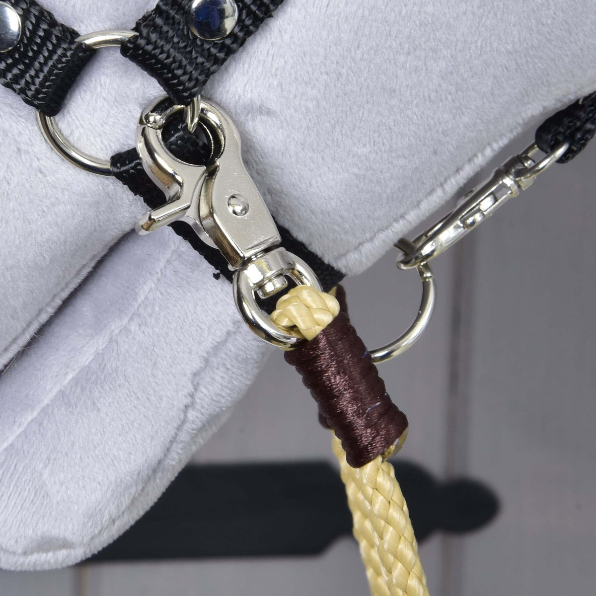 Close-up of the Hobby Horse Western Reins Dakota: silver snap hook on the halter ring and dark brown wrap on sand rope