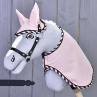 Borostyánszínű szemű szürke Hobby Horse ló fekete kötőfékkel, rajta az Abby szett: halvány rózsaszín takaró és fülvédő kockás szegéllyel