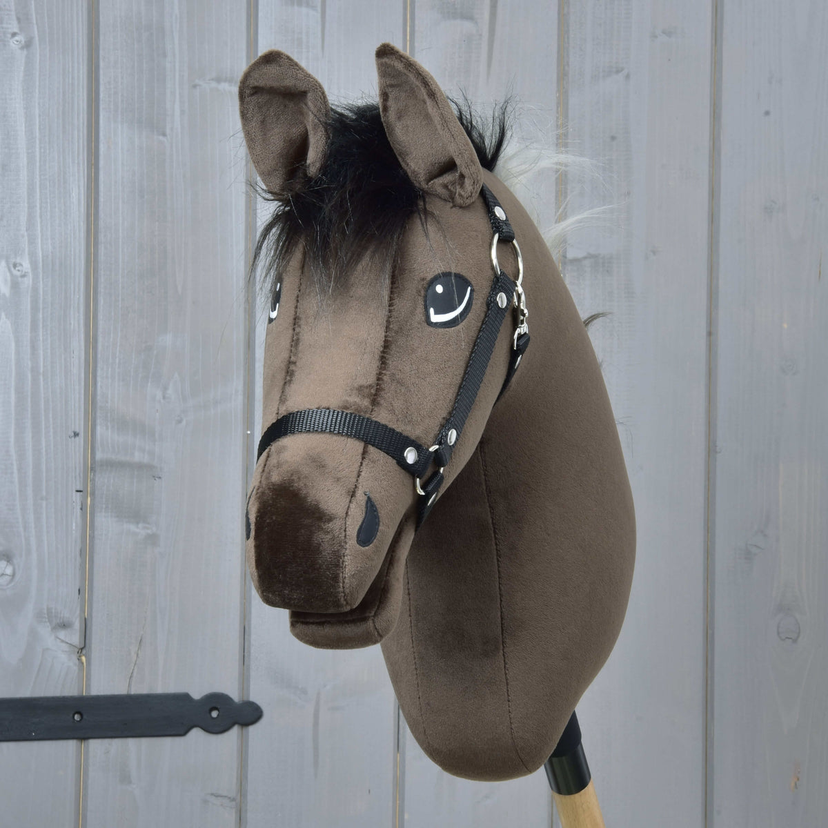 Hobby Horse Alfredo elölről, bozontos fekete üstökkel, sötétbarna plüssel és fekete kötőfékkel