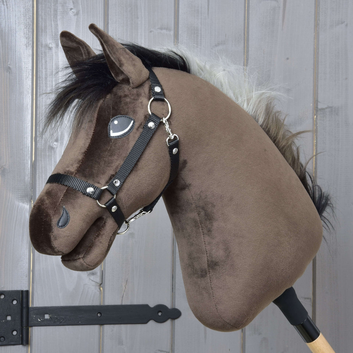Hobby Horse Alfredo fekete kötőfékkel a LarDen kollekciójából: sötétbarna plüssfej bolyhos fekete és ezüstszürke sörénnyel