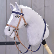 LarDen komplett kantár orrszíjjal, Brown Purple egy szürke Hobby Horse lovon: világosbarna szíjak lila homlokszíjjal és kantárszárral