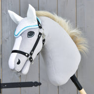 Világosszürke Hobby Horse ló fekete kötőfékkel és krémszínű sörénnyel, a türkiz szegélyű fehér horgolt fülvédőben