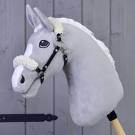 Szürke Hobby Horse ló, rajta a fekete műbőr kötőfék krémszínű szőrmével az orrszíjon és a fülek mögött