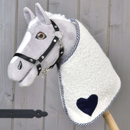 Világosszürke Hobby Horse ló fekete kötőfékben, rajta a Cube Blue takaró sötétkék szívvel és kockás szegéllyel