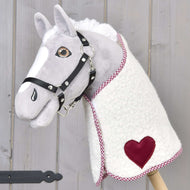 Világosszürke Hobby Horse ló fekete kötőfékben, rajta a Cube Red takaró bordó szívvel és kockás szegéllyel