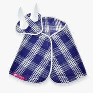 LarDen Hobby Horse szett Blue Cube: kék-fehér kockás takaró és fülvédő fehér fülekkel és fehér szegéssel