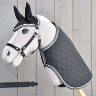 Világosszürke Hobby Horse ló fekete kötőfékben, a Thermo Black Queen szettben: fekete steppelés csillogó ezüst szegéllyel