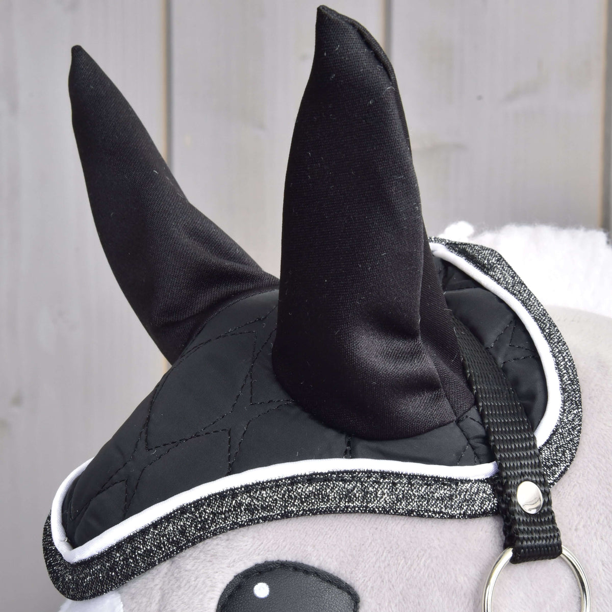 A Thermo Black Queen szett fülvédője közelről egy szürke Hobby Horse lovon, fekete fülekkel és csillogó szegéllyel