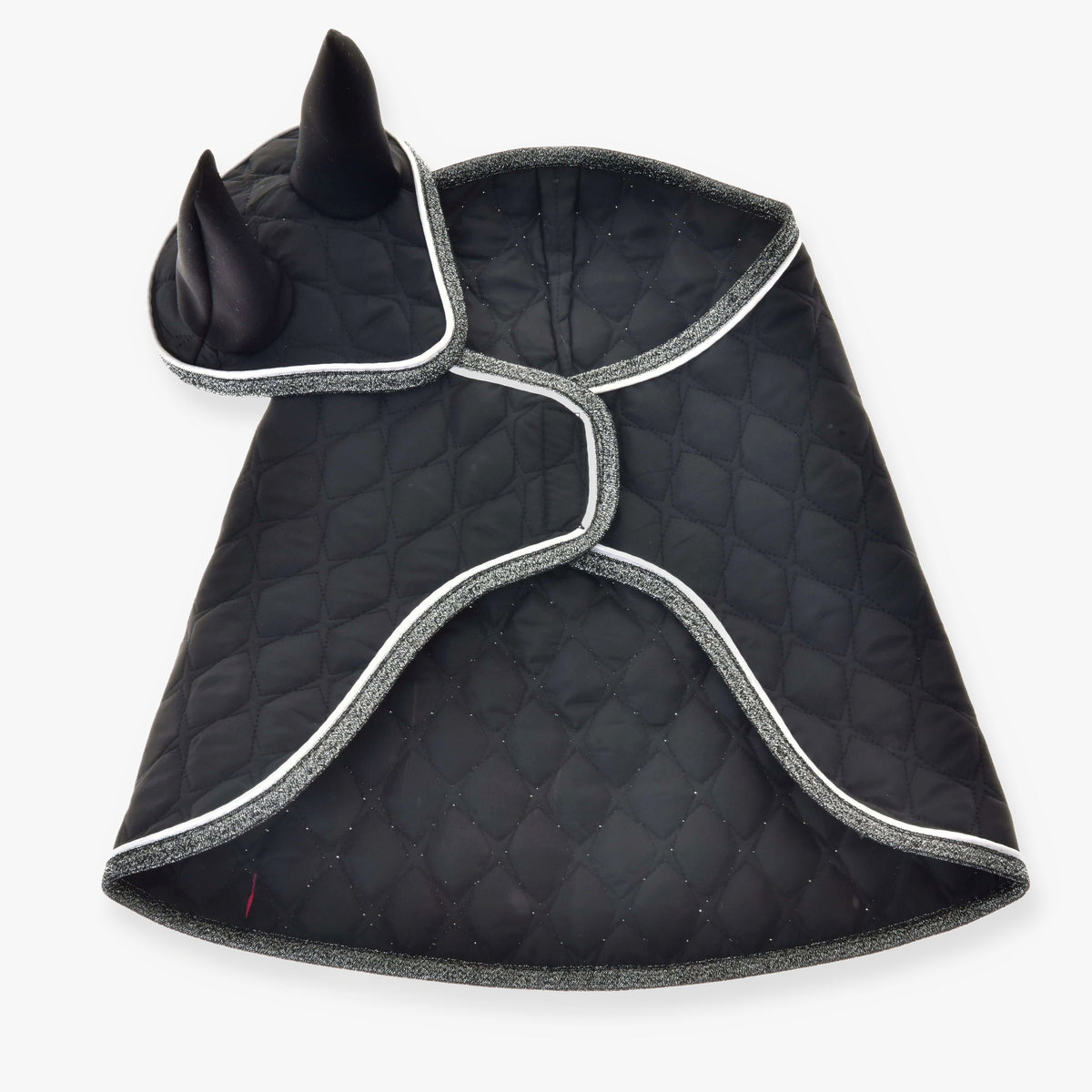 LarDen Hobby Horse Thermo Black Queen szett: fekete steppelt takaró és fülvédő csillogó ezüst szegéllyel