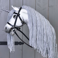 A Hobby Horse unikornis Silver oldalnézetből, fekete kantárban szárral, hosszú szürke fonalsörénye a nyakára omlik