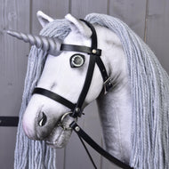 LarDen Hobby Horse unikornis Silver, kantárral és kötőfékkel: fehér, ezüstszínű szarvval és hosszú szürke fonalsörénnyel