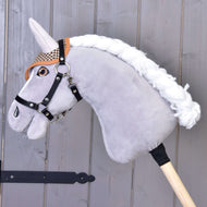Szürke plüss Hobby Horse ló fonott fehér sörénnyel és fekete kötőfékkel, rajta a barna tyúklábmintás fülvédő