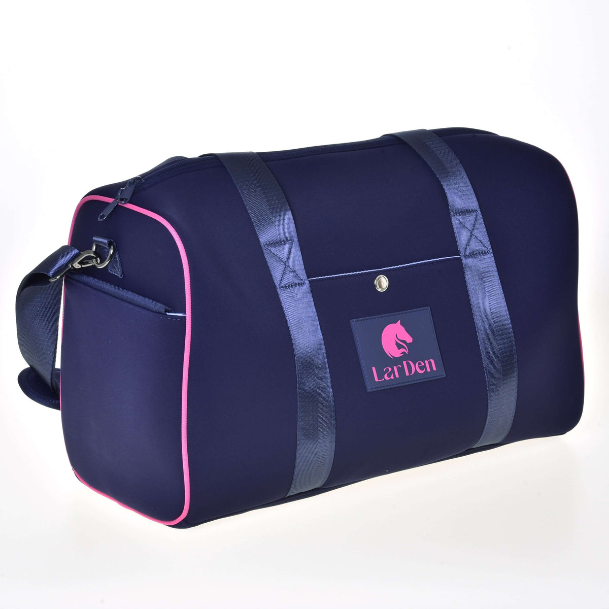 Hobby Horse LarDen Pink sporttáska sötétkék neoprénből rózsaszín paszpóllal, rózsaszín logóval az elülső felvarrón és vállpánttal
