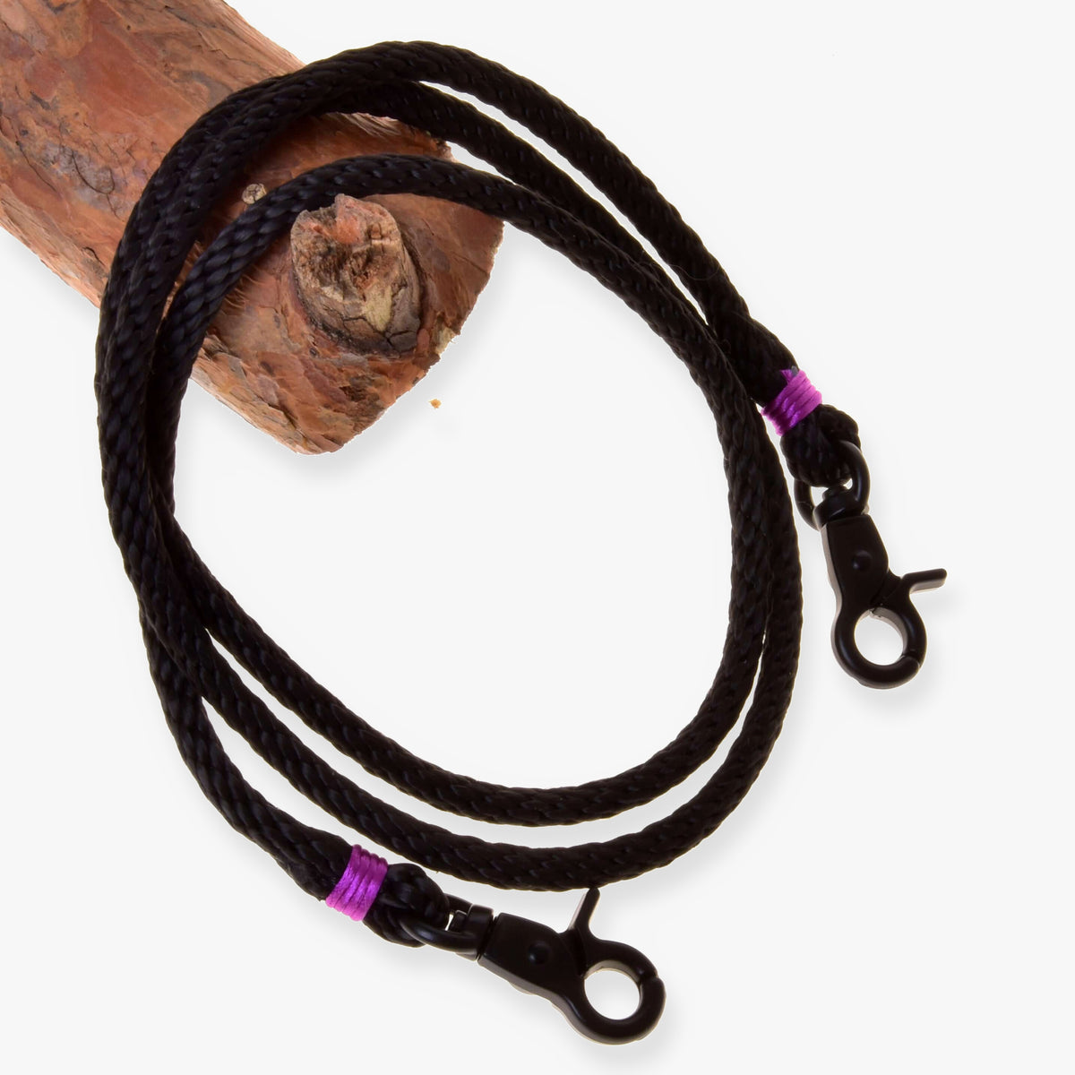 LarDen Hobby Horse kantárszár Violette: fekete fonott kötél kantárszár lila tekeréssel és fekete karabinerekkel, faágra akasztva